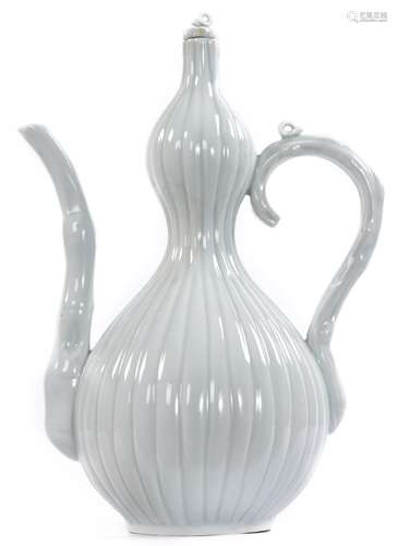 Théière en forme de double gourde en porcelaine blanche du Japon. Epoque [...]