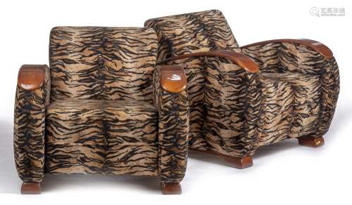 Paire de fauteuils bolides en tissu tigré et boiseries. H. 75x87x57 cm. - - Art [...]