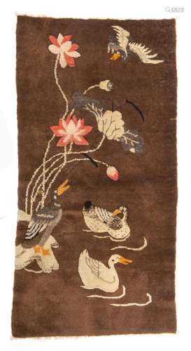 Tapis Baotou de Chine à décor de carnards et fleurs de lotus sur champ brun. H. [...]