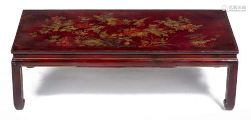 Table basse chinoise rectangulaire à laque rouge à décor d'oiseaux dans des [...]