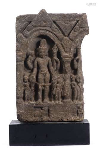 Stèle en pierre sculptée de Shiva d'Inde, montée sur un socle noir. H. 29x6x19 cm [...]