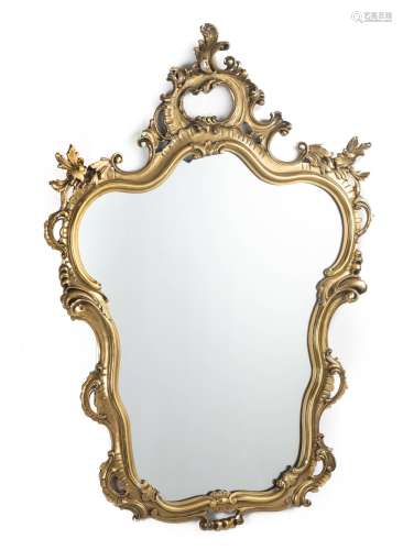 Miroir de style baroque à fronton mouvementé en bois et stuc doré. H. 115x78 cm. [...]