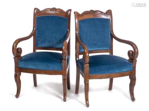 Paire de fauteuils de style Empire à décor sculpté de palmettes, accoudoirs en [...]