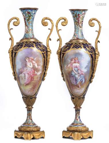 Paire de vases en porcelaine de Sèvres, bleu cobalt et médaillons à décor d'un [...]