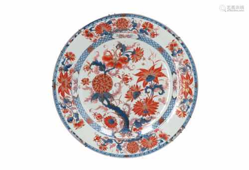 An Imari porcelain charger, decorated with peonies. Unmarked. China, Qianlong. Diam. 46,5 cm.