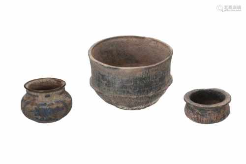 Lot of three earthenware/porcelain bowls, including two Ban Chiang. China/Thailand, 4420 - 200 BC or