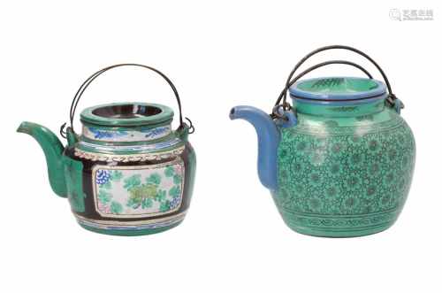 Lot of two green glazed Yixing teapots. Both marked with seal mark. China, 20th century. H. 13,5 -