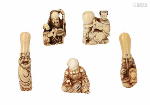 Lot of five netsuke, 1) Ivory Fukurokuju with fan. Signed. H. 6,5 cm. 2) Ivory sitting Fukurokuju