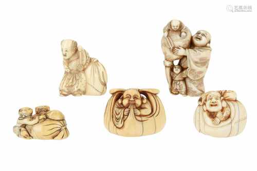 Lot of five netsuke, 1) Ivory karako with bag and crane. H. 4 cm. 2) Ivory karako with bag and