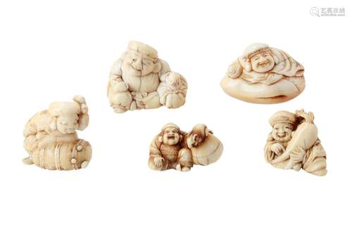 Lot of five netsuke, 1) Ivory Daikoku with hammer and pearl. H. 3 cm. 2) Ivory Daikoku with two-