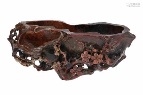 A carved soapstone bowl, decorated with flowers. China, 19th century. L. 27,5 cm.