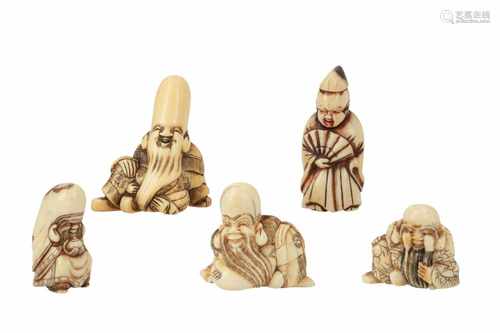 Lot of five netsuke, 1) Ivory sitting Fukurokuju. H. 5 cm. 2 Staghorn Fukusuke with fan. H. 5,5