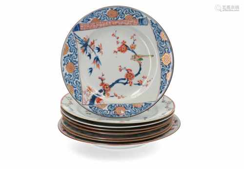 A diverse lot of polychrome porcelain items, incl. a set of four famille rose dishes and one
