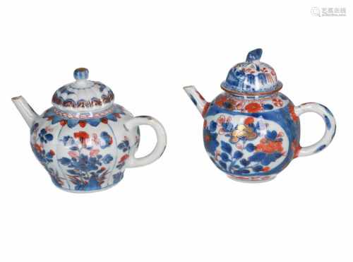 Lot of two Imari porcelain teapots, decorated with flowers. One teapot with ribbed belly. Both