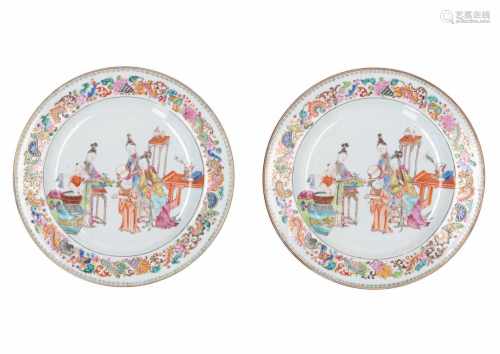 A pair of polychrome export porcelain dishes, decorated with a court lady, two servants and two