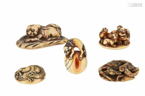 Lot of five netsuke, 1) Staghorn manju with dragon. L. 4 cm. 2) Staghorn shishi on base. L. 5,5