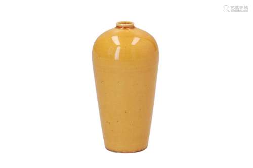 A mustard yellow glazed porcelain Meiping vase. Unmarked. China, 18th century. H. 9,5 cm.