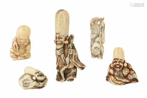 Lot of five netsuke, 1) Ivory sitting Fukurokuju. H. 4 cm. 2) Ivory Fukurokuju with staff. H. 4,5