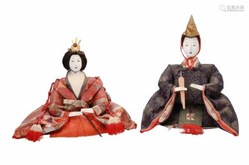 A set of two Hina dolls of an Emperor and Empress. Japan, 19th/20th century. H. 20 - 23 cm.