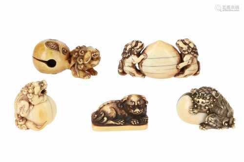 Lot of five netsuke, 1) Ivory shishi with ball. H. 3 cm. 2) Ivory, two shishi with peach. L. 5,5 cm.