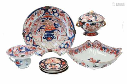 Lot of seven Imari porcelain items, incl. a shaving basin, lidded jar, cuspidor, salad bowl and