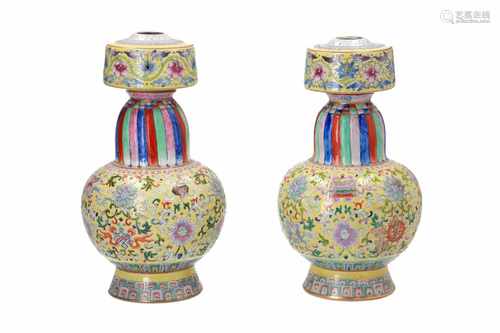 A lot of two polychrome porcelain bumba vases, decorated with flowers. Marked with seal mark. China,