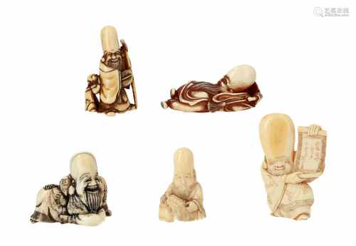 Lot of five netsuke, 1) Ivory Fukurokuju with turtle. Signed. H. 3,5 cm. 2) Ivory standing