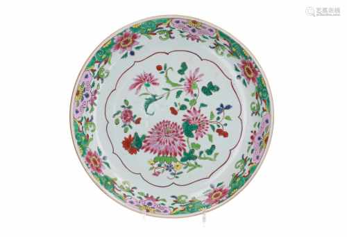 A famille rose porcelain charger with floral decor. Unmarked. China, Qianlong. Diam. 34 cm.