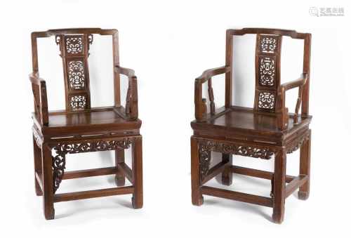 A pair of carved rosewood chairs. China, ca. 1900. Dim. 101 x 60 x 45 cm