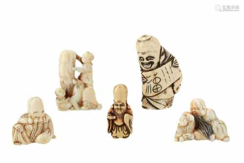 Lot of five netsuke, 1) Ivory standing Fukurokuju. H. 5 cm. 2) Ivory Fukurokuju with karako. H. 3,