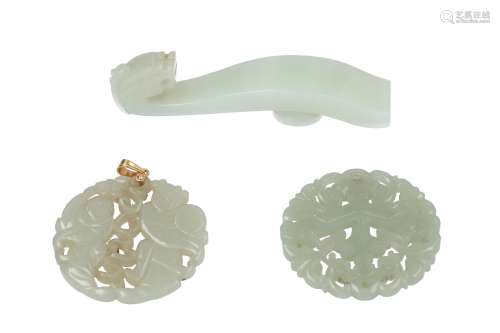 Two round jade plaques, of which one with golden mount. Added a celadon jade garment hook. China,