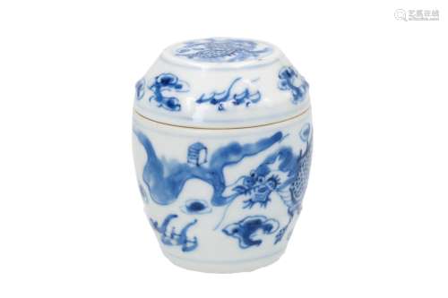 A blue and white porcelain lidded jar, decorated with a Qilin. Unmarked. China, Kangxi. H. 6 cm.