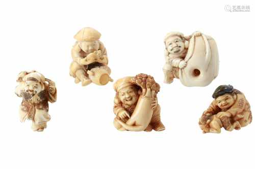 Lot of five netsuke, 1) Ivory Daikoku with hammer. Signed. H. 4 cm. 2) Ivory Daikoku with bag and