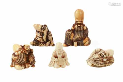 Lot of five netsuke, 1) Ivory Fukurokuju with karako. H. 3,5 cm. 2) Ivory Fukurokuju. H. 5,5 cm.