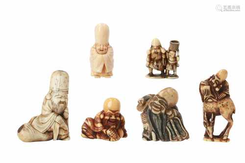 Lot of six netsuke, 1) Ivory Fukurokuju with karako. Signed Ryogetsu. H. 3,5 cm. 2) Staghorn