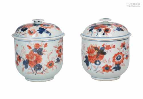 A pair of Imari porcelain lidded jars, decorated with flowers. Unmarked. China, Qianlong. H. 13 cm.