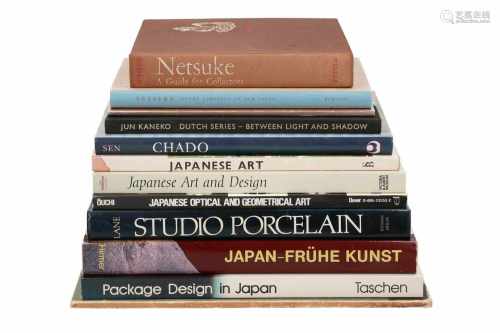 Lot of twelve books about Japanese art, i.a. about netsuke and tea ceremony.