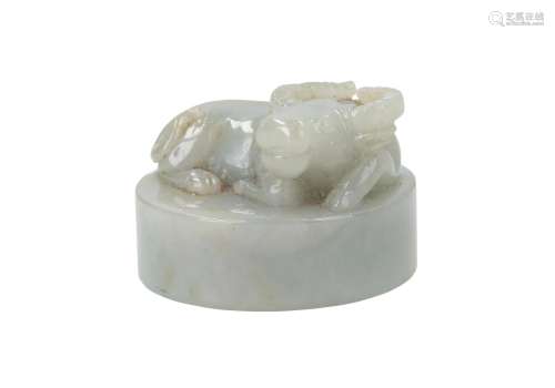 A jade sculpture of a reclining buffalo on a base. China, Qing. H. 3,5 cm.