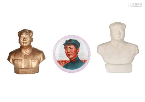 Lot of two Mao Zedong sculptures, one biscuit and one gold painted. Both unmarked. H. 13 - 14,5