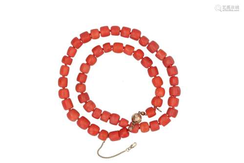 A red coral necklace with 14-kt gold clasp. Diam. ca. 9,4 - 11,1. Tot. weight ca. 84 g.