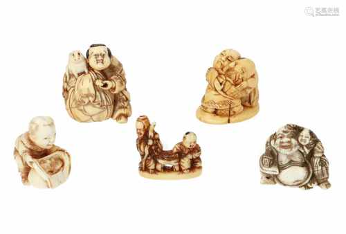 Lot of five netsuke, 1) Ivory karako with bag with attributes. Signed Gyokuyosai. H. 3,5 cm. 2)