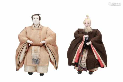 A lot of two Japanese dolls of an old wise man and sitting Emperor Ojin. Japan, 19th/20th century.