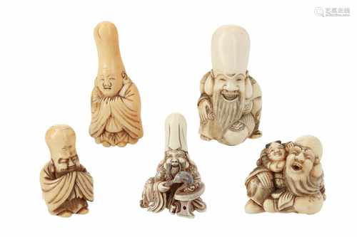 Lot of five netsuke, 1) Ivory Fukurokuju. H. 5,5 cm. 2) Ivory Fukurokuju with karako. H. 3 cm. 3)