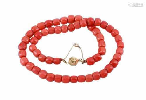 A red coral necklace with 14-kt gold clasp. Diam. ca. 8,5 - 11,4 mm. Tot. weight ca. 88,6 g.