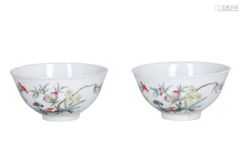 A pair of polychrome porcelain cups, decorated with flowers and fruits. Marked with 4-character mark