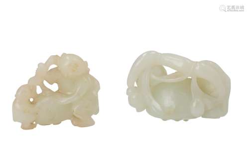 Two jade sculptures, depicting monkeys and a fruit. China, 19th/20th century. L. 5 - 6 cm.