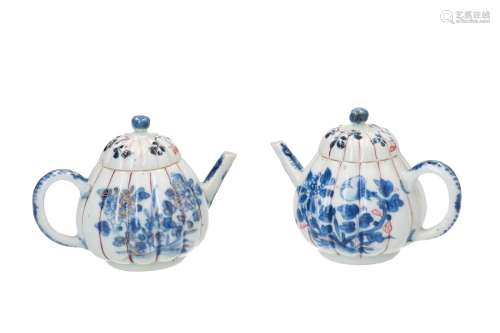 A pair of Imari porcelain teapots with lobbed belly and floral decor. Unmarked. China, 18th century.