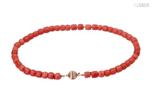 A single strand red coral necklace, with 14-kt gold clasp. Diam. ca. 8,3 - 9,5 mm. Tot. weight ca.