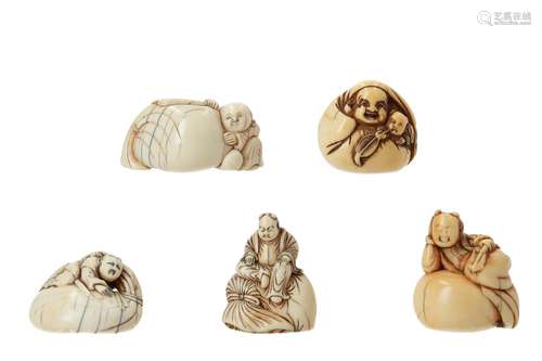 Lot of five netsuke, 1) Ivory Hotei with karako in bag. Signed Sekuran. H. 3 cm. 2) Ivory karako