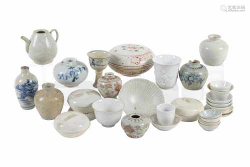 Lot of ca. 35 ceramic items, including jars, lidded boxes, cups and saucers. China/Thailand,